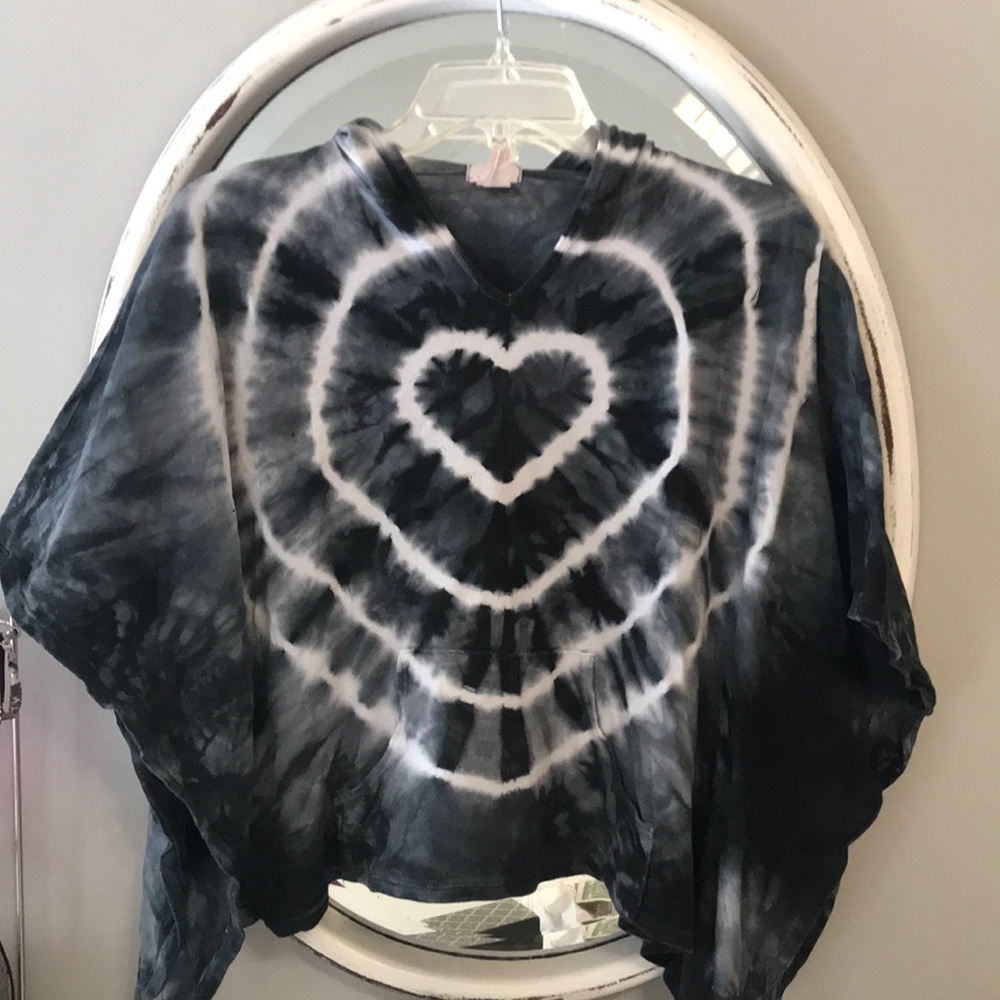 Black & white hooded heart tie dye top.